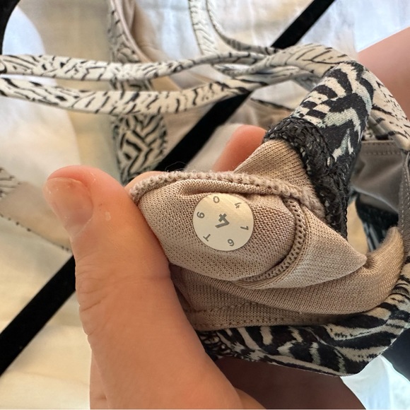 Lululemon Sports Bra Size 4 - Picture 4 of 4